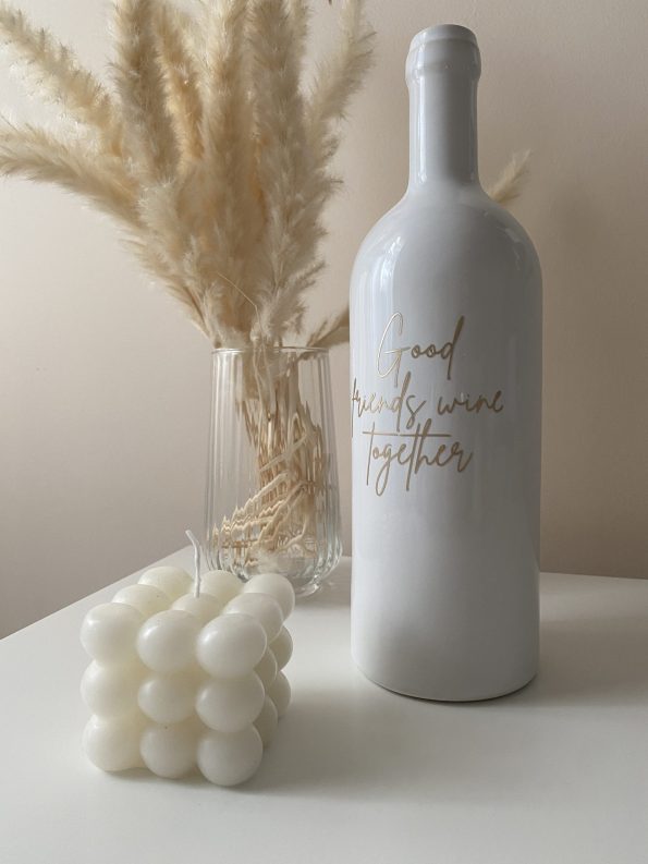 Botella blanca con tipografía moderna en color dorado mate