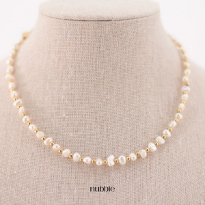 Collar corto perlas y bolitas doradas